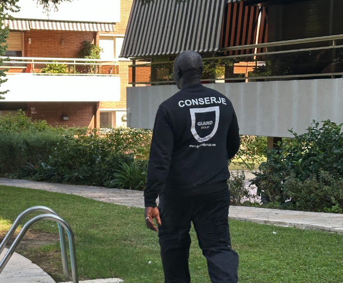 Gestión Integral de Comunidades: Por qué Unificar Limpieza, Conserjería y Control de Accesos Ahorra Dinero (y Estrés)